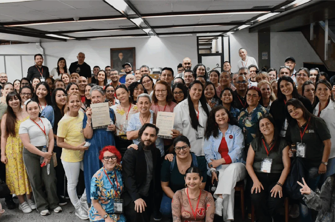 Celebramos 20 años de colaboración, innovación y compromiso humano en el G8-Bibliotecas 11 Sin titulo 15 Mesa de trabajo 1